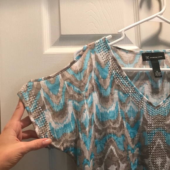 Cold Shoulder Top with silver embellishments - Picture 4 of 5